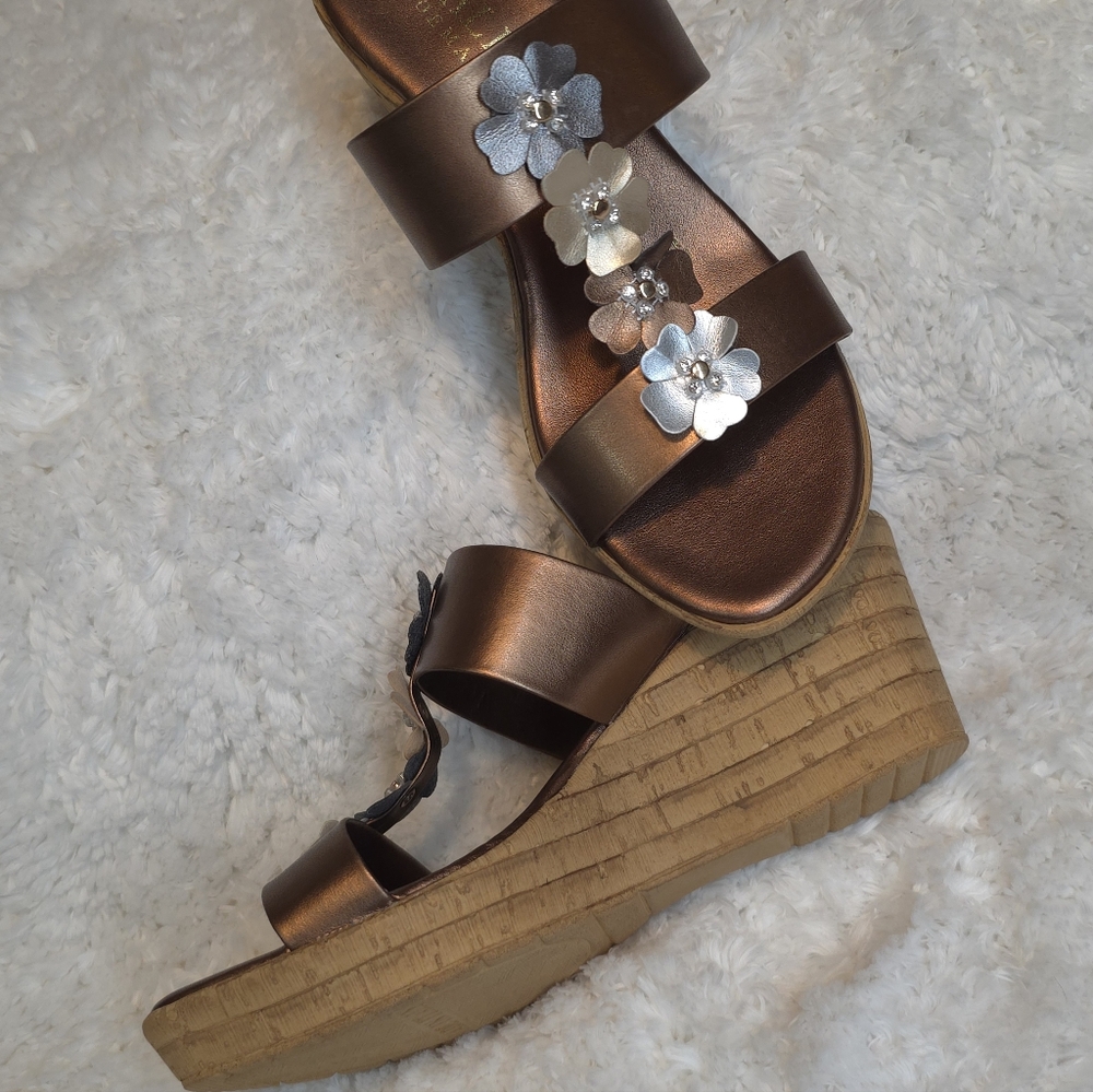 Italian Shoemakers Metallic Multi-color Wedges with Floral Accents Womens 6.5M